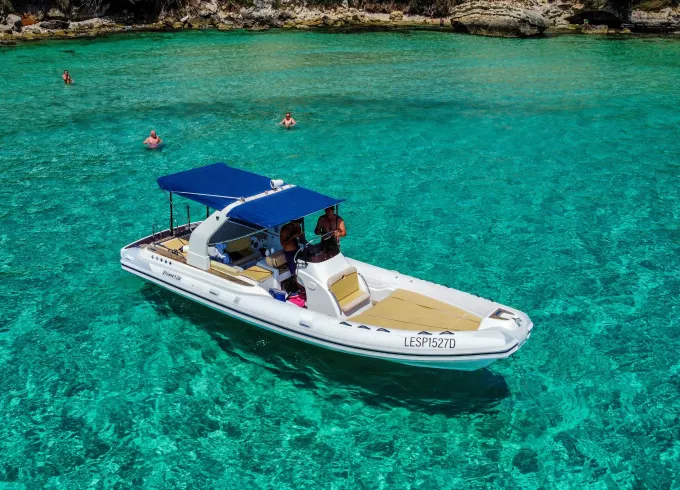 Discover the hidden gems in Salento with Skippered Boat Stilmar 28 RIB