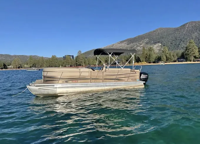 The Perfect Friends and Family Boat - 2017 Bentley 243 Tritoon