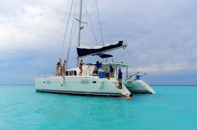 Catamaran Lagoon 42 in Puerto Aventuras