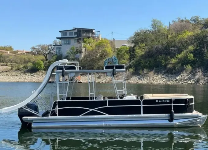 26ft -13 passenger Party Boat w/Slide! - LOUD stereo - Named Beeracuda