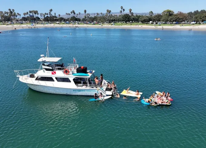 🎉 Private San Diego Party Yacht (25 Guests) – CBYO Food, Drinks & Floaties