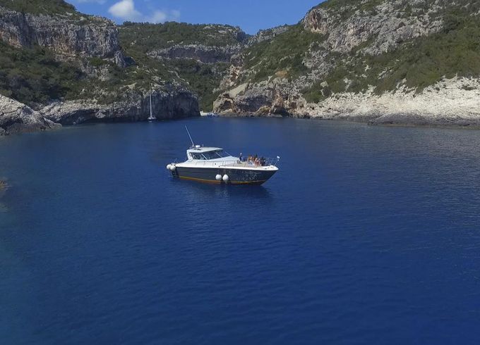 Daily tours with yacht from town Hvar