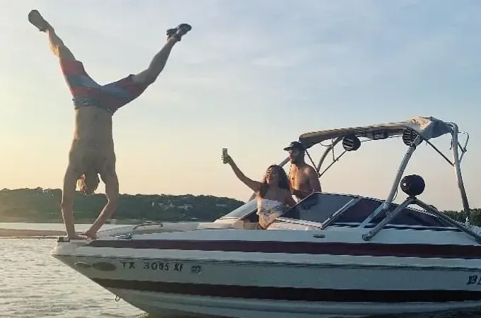 23' Larson Boat for Tubing, Wakeboarding and Kneeboarding in Austin