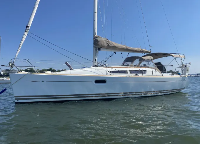 Sail Long Island's Gold Coast on this beautiful 36' Jeanneau!