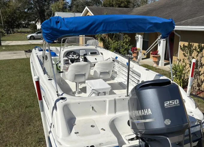 23’ Hurricane Deck Boat