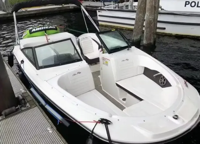 2020 SeaRay 20 ft - Gas / Water Toys included