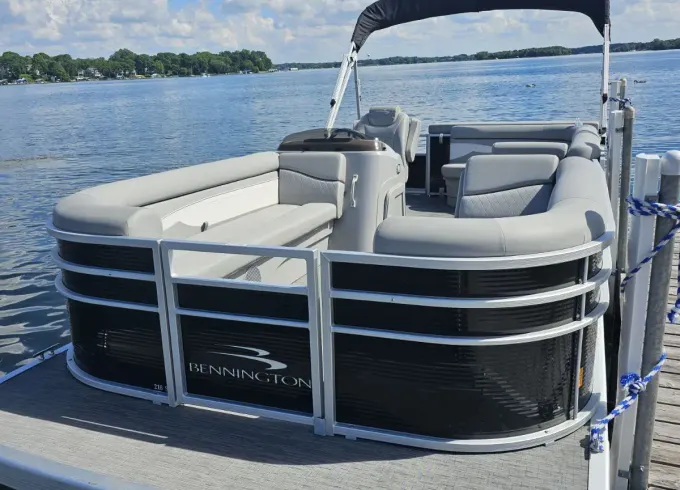 2023 Bennington Pontoon in Spring Park on Lake Minnetonka!