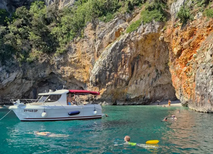 Arvor 25' Family & Fishing Boat for Trips Along the Coast