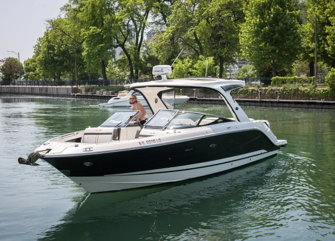 Luxury Sea Ray 31 SLX Yacht – Lake Michigan Charter for Up to 13 Guests
