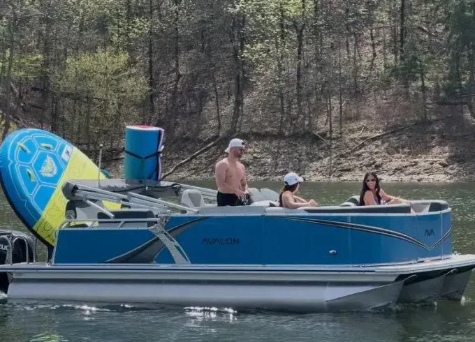 Brand New 2025 Avalon LSZ Pontoon Boat - Seats 12. Broken Bow Lake