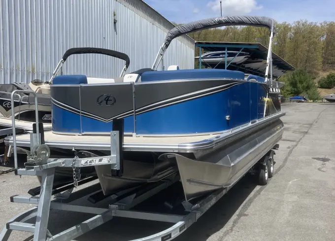 10 Person Avalon Tritoon 200hp Engine in Tafton, Pennsylvania