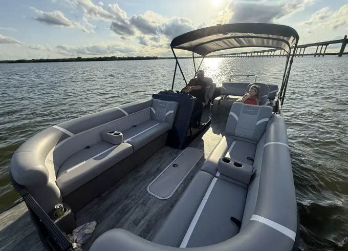 Premium Lake Experience - Crest Platinum 240 Tritoon