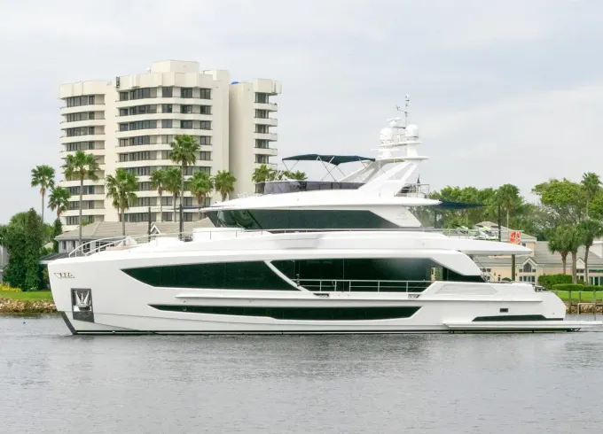 Sail in Style: Luxe 100ft Horizon Trideck in South Florida!