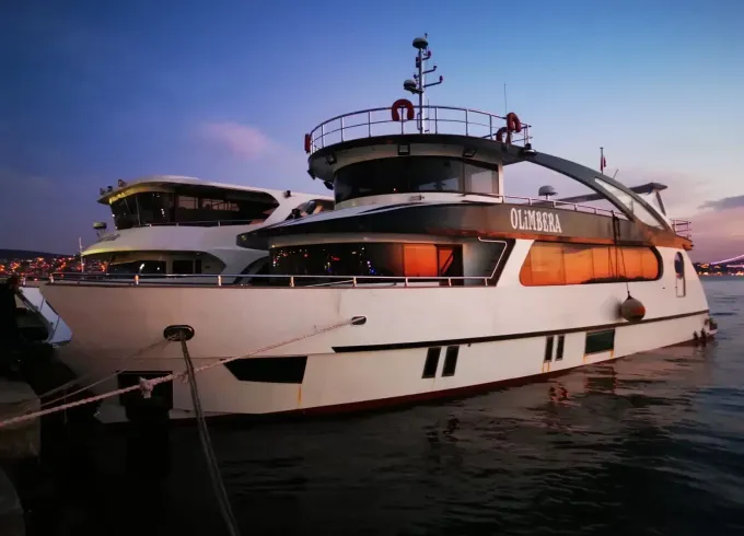 105' Superyacht Private Luxury Yacht Cruise In Istanbul