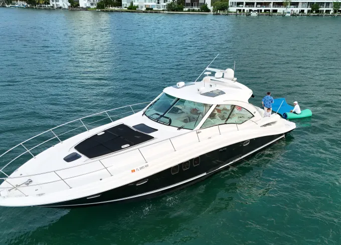 52ft Sea Ray Sundancer Yacht - Space for 13 Guests