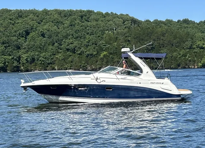 37' Luxury Bachelorette & Bachelor Party Boat Charter on Lake of the Ozarks