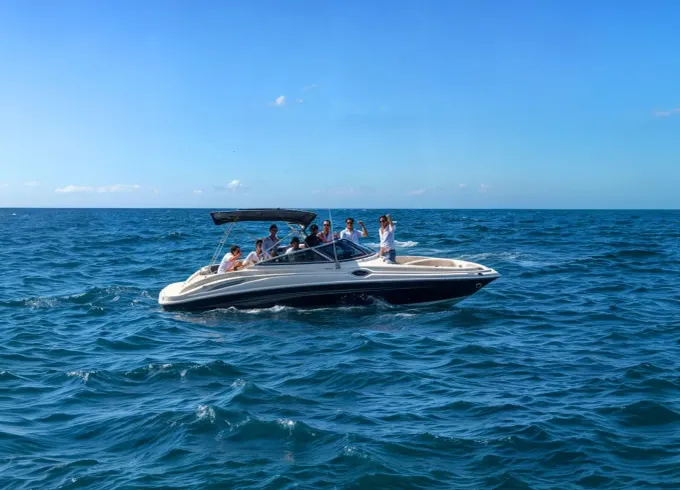 Sea Ray Sundeck 270 Boat for 8 person