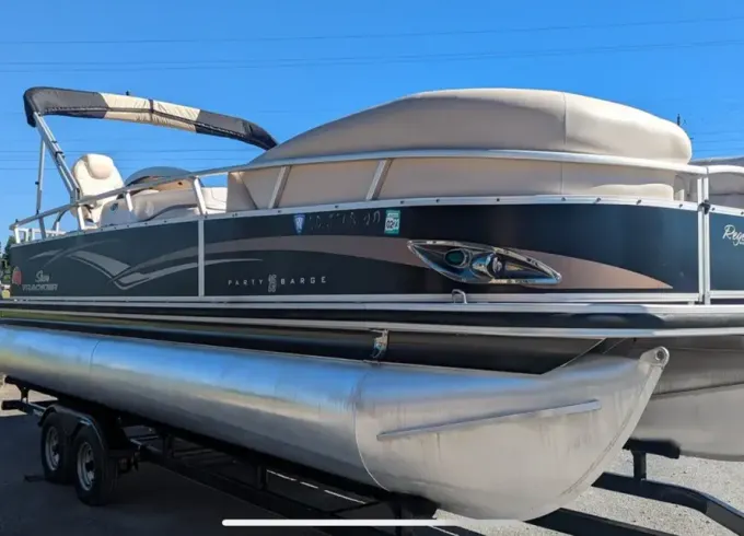25' Suntracker Party Barge Pontoon on Lake Martin