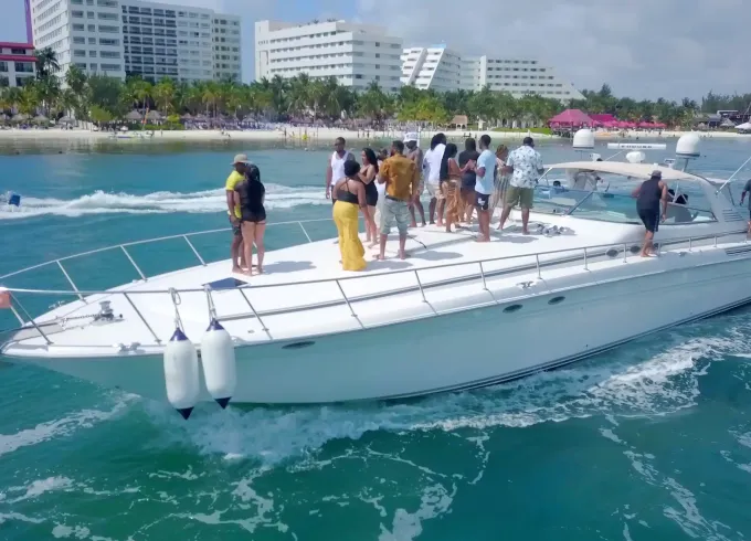 63ft Sea Ray to Accomodate up to 28 people aboard Cancun and Isla Mujeres!