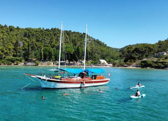 Private daily boat cruise to island Brač with lunch and drinks included