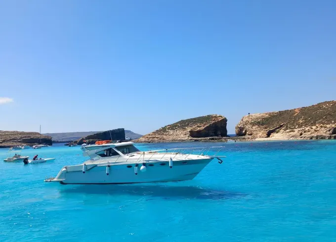 Private Yacht Charter with Wellcraft Portofino 44 in Ghajnsielem, Malta