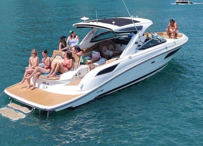 Spacious 35' Sea Ray SLX Motor Yacht Charter in Chicago