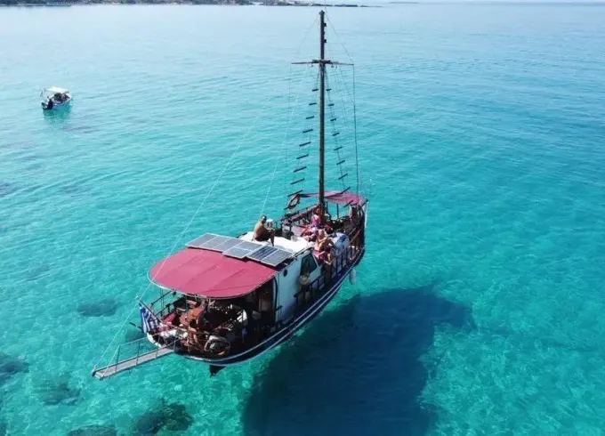 Daily cruises and sunset trips with Queen Bee Boats