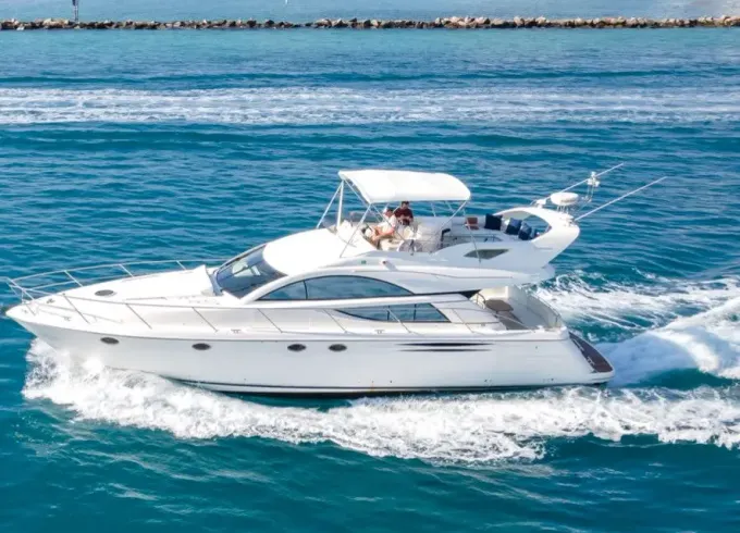57ft Fairline Flybridge Motor Yacht Charter Miami for 13 Guests
