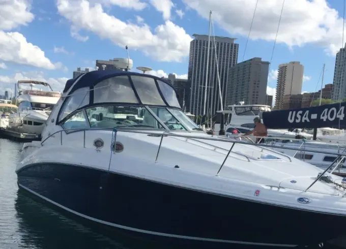 32ft SeaRay Sundancer Motor Yacht for Charter in Chicago for 6 Guests
