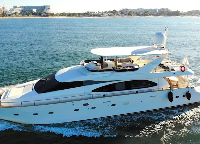 Azimut 85 Luxury Yachting Experience