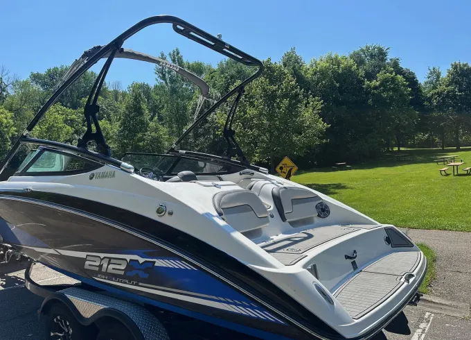Yamaha 212X Wake Boat – Delivered to Lake Minnetonka or Easy Pickup