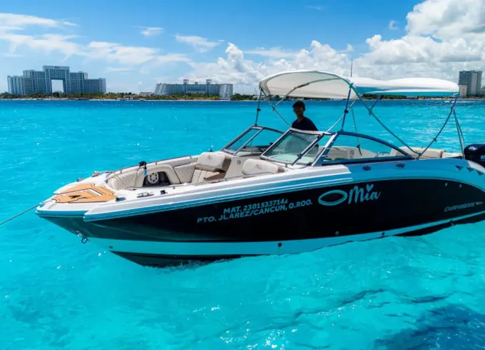 Luxury Chaparral 27ft Deck Boat in Cancún, Quintana Roo