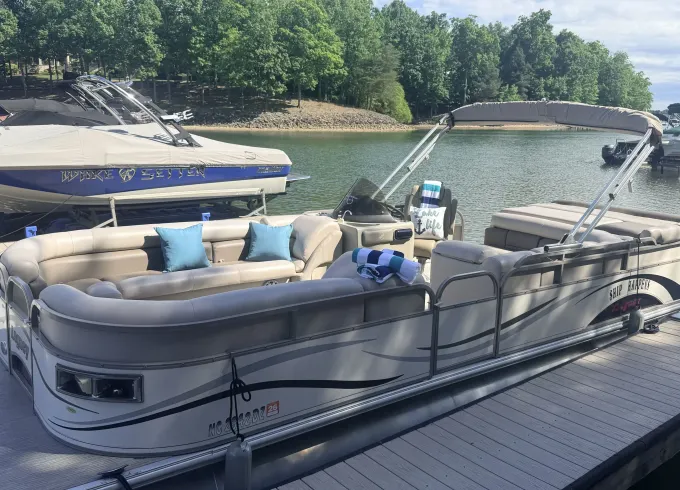 Starcraft Legacy 23ft Pontoon Rental – Lake Norman Cruise for Family Fun