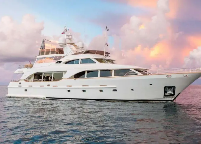 110FT BENNETI PREMIUM YACHT FOR 50 GUESTS
