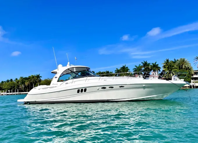 Luxurious 52' Sea Ray Yacht Charter for 12 people in Cancún