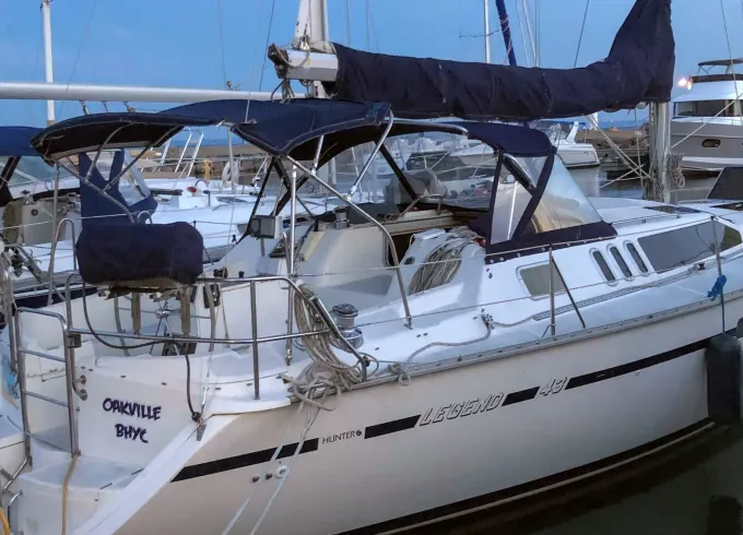 Hunter 43 Sailing Yacht in Oakville, Ontario for 5 Guests