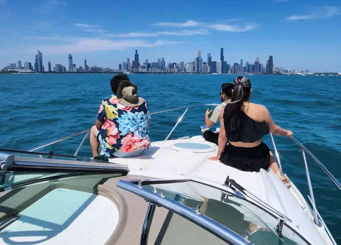 Cruise Lake Michigan aboard 27' Maxum 2400 Motor Yacht with Captain