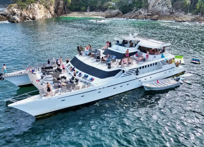102ft Chica Mega Yacht : Puerto Vallarta