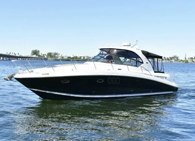Luxury Unleashed – 40ft Sea Ray Dream Cruiser in Chicago for 12 Guests