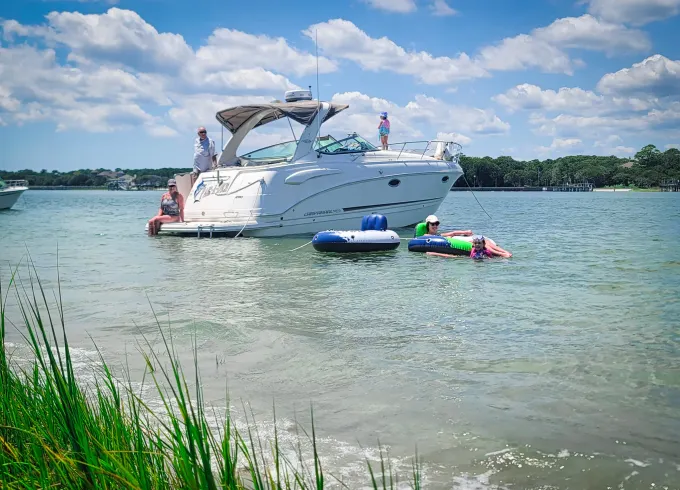 31ft Cabin Cruiser with Captain