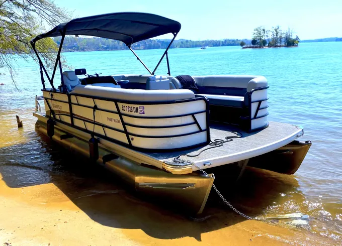 Lake Keowee Tritoon w/ 175 hp