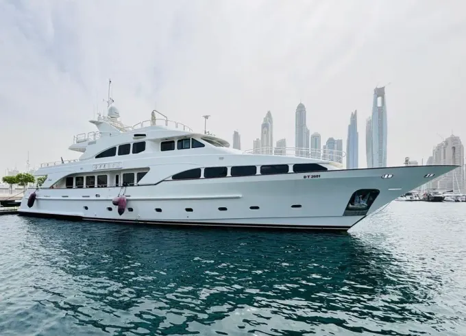 Experience DubaiI on our BENITTI 110ft with Jacuzzi