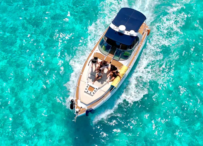 35ft Four Winns for Snorkel Trips | Cancún/ Isla Mujeres