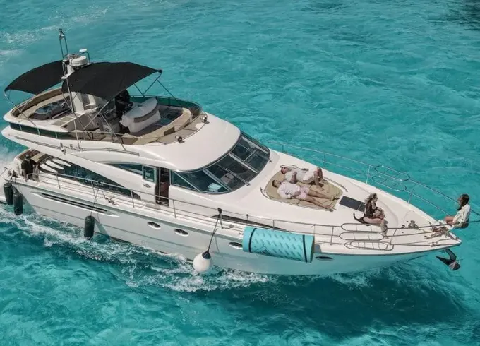 70ft Fairline Luxury Yacht in Cancún - up to 20 people capacity!