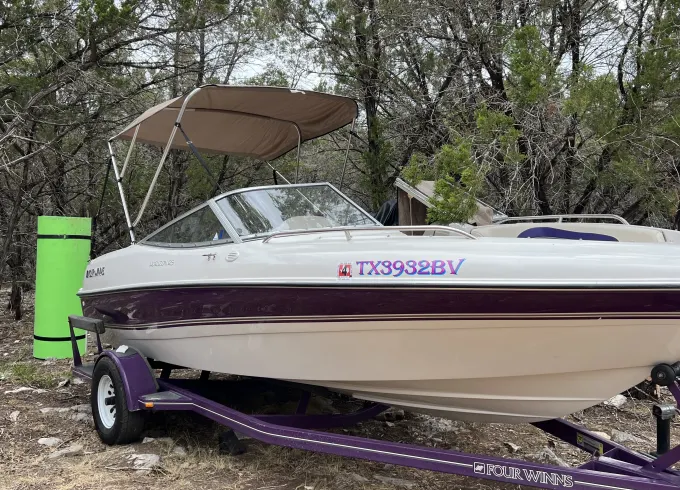 18ft Four Winns Boat Rental on Clear Lake, Seabrook Texas