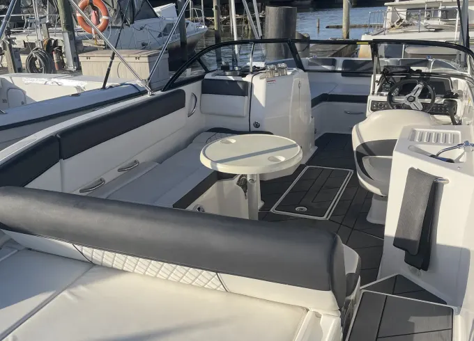 DMV’s Cleanest 6 passenger Party Deck Boat