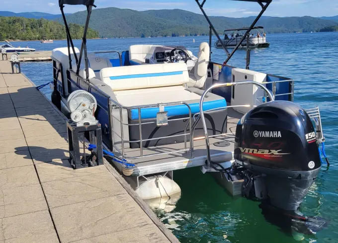 Lake Burton Tritoon Rental with free fuel and tube!!