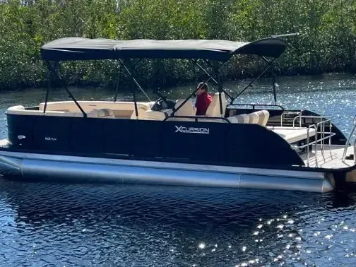26 ft family fun boat 250 horsepower Honda seats 14 with diving board