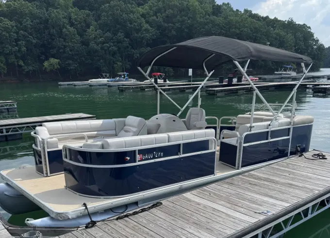 22 feet Godfrey Marine Tritoon in