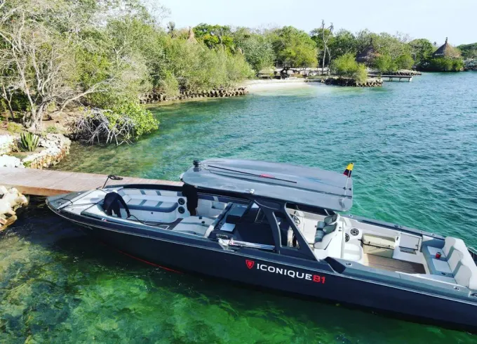 Luxury boat for 12 people in Cartagena Colombia